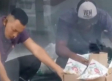 Captan a hombres rezando de rodillas antes de comenzar a vender sus productos [VIDEO]