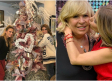 Decora Andrea Escalona su árbol de Navidad en honor a Magda Rodríguez