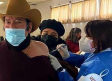 Recibe Lalo Mora la vacuna contra el Covid-19 en Los Ramones
