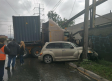 Tráiler impacta a camioneta y la proyecta contra barda en Apodaca