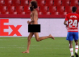 Hombre desnudo invade partido de la Europa League