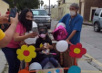 ¡Qué tierno! Abuelito adorna triciclo y lleva a su nieta a caravana del Día del Niño