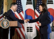 VIDEO: Kamala Harris se limpia la mano tras saludar al presidente de Corea del Sur