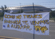 Aparecen mantas de hinchas de Tigres en apoyo a Hugo González