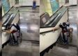 Hombre en silla de ruedas comparte cómo baja las escaleras en el Metro de la CdMx