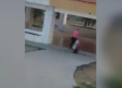 Captan a mujer golpeando y arrastrando a su hijo ciego en público