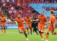 Depay y Dumfries le dan la victoria a Holanda