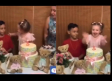Pequeña invita a su hermano a apagar las velitas de su pastel de cumpleaños