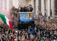 Italia festeja con sus aficionados en las calles de Roma