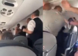 Por culpa de un asiento reclinable dos hombres pelean a bordo de un avión