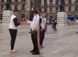 Policía ayuda a tiktoker a grabar su video en Bellas Artes