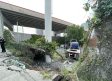 Tráiler choca contra camioneta y derriba barda en Monterrey