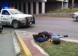 Derrapa motociclista y queda lesionado sobre avenida Fundidora