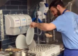 Joven se hace viral al decir cuanto le pagan en Suiza por lavar platos
