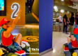Joven llega al cine en go-kart para ver la película de Mario Bros y se vuelve viral
