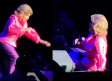 VIDEO: Angélica María sufre tremenda caída en pleno concierto