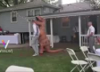 Mujer aparece vestida de T-Rex en la boda de su hermana