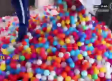 Hombre convierte su casa en enorme alberca de pelotas para pasar la cuarentena