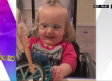 Pequeña con discapacidad recibe muñeca en silla de ruedas; su reacción es única