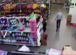 Hombre de 68 años se limpia la nariz con blusa de empleada de supermercado; se le habría solicitado uso de cubrebocas