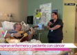 Enfermera le cantan a pacientes con cáncer