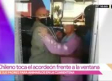 Joven toca el acordeón frente a la ventana para animar a sus padres en la cuarentena