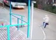 Mujer se desmaya en vía pública; se salva de ser atropellada