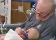 Abuelito asiste al hospital a cuidar bebés prematuros