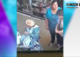 Mujer roba bolsa de persona de tercera edad en un mercado