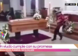 Hombre baila en el funeral de su esposa