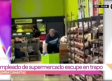 Empleado de supermercado escupe en trapo para limpiar las canastas