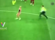 Mujer en bikini interrumpe partido de fútbol