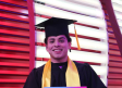Brandon Meza recibe su diploma de 'Celebraduación'
