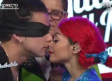 El romántico beso de Brandon y 'Orata'