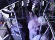 Mujer empuja a hombre de la tercera edad de un autobús; días después muere