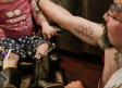 Madre le realiza tatuajes temporales a su hija para que se olvide del cáncer