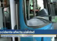 Chocan camiones urbanos en el Centro de Monterrey