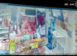 VIDEO: Propietario de tienda de abarrotes ahuyenta con un machete a ladrones