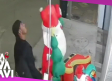 Sujeto es captado robando adornos de navidad en una casa