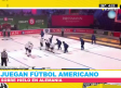 Juegan fútbol americano sobre hielo