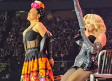 Madonna invita a Salma Hayek a su último concierto
