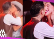 Christian Nodal y Ángela Aguilar se besan durante concierto