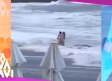 Pareja juega en el mar; novia es tragada por las olas