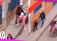 Mujer se echa al hombro a su novio borracho y carga una bici