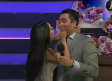 Fátima Boone sorprende a Pollo con un beso