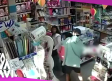Hombre intenta robar tienda y es atacado por 4 mujeres