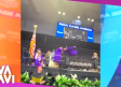 Joven hace voltereta y golpea a compañera en graduación