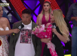 Tremendo fan le lleva flores a Aby