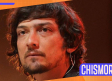 Bajan del avión al cantante León Larregui