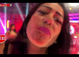 Mamá de Chucky prende a todos con prueba de beso